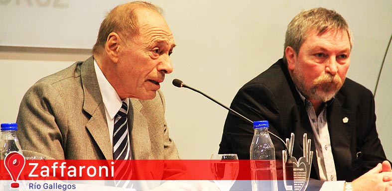 Brindó una charla en el aula magna de la UTN FRSC
