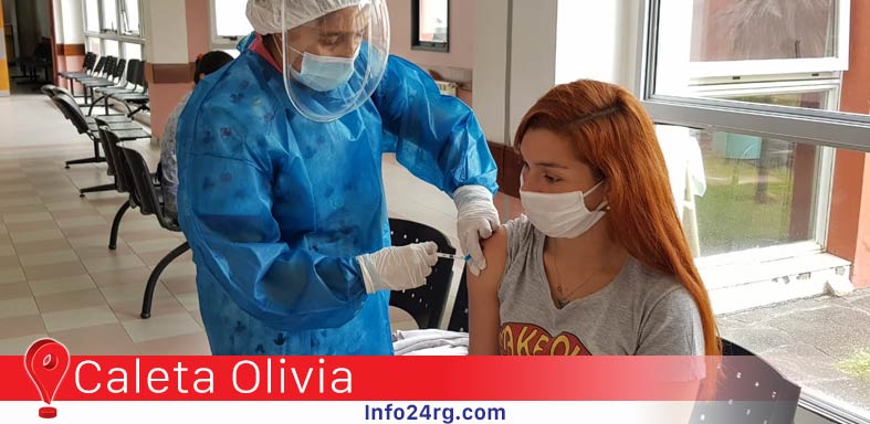 Vacunan al personal médico