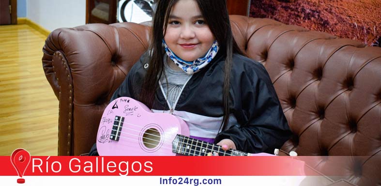 El intendente Pablo Grasso entregó a Pilar su ukelele firmado por Camilo