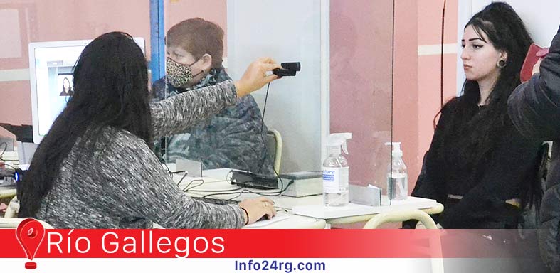 Importante concurrencia de vecinos en el móvil de los DNI