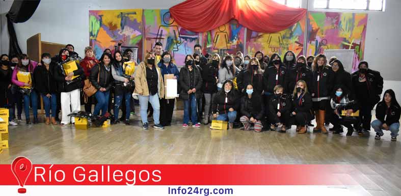 Entregan indumentaria
