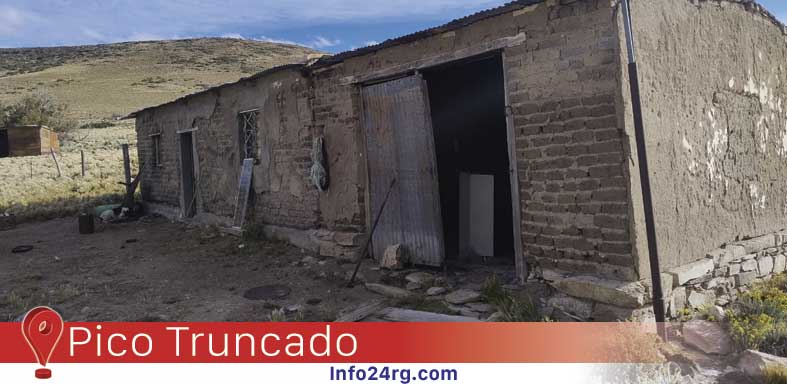 tres hombres atrapados en una zona rural