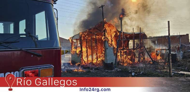Llamas consumen una vivienda