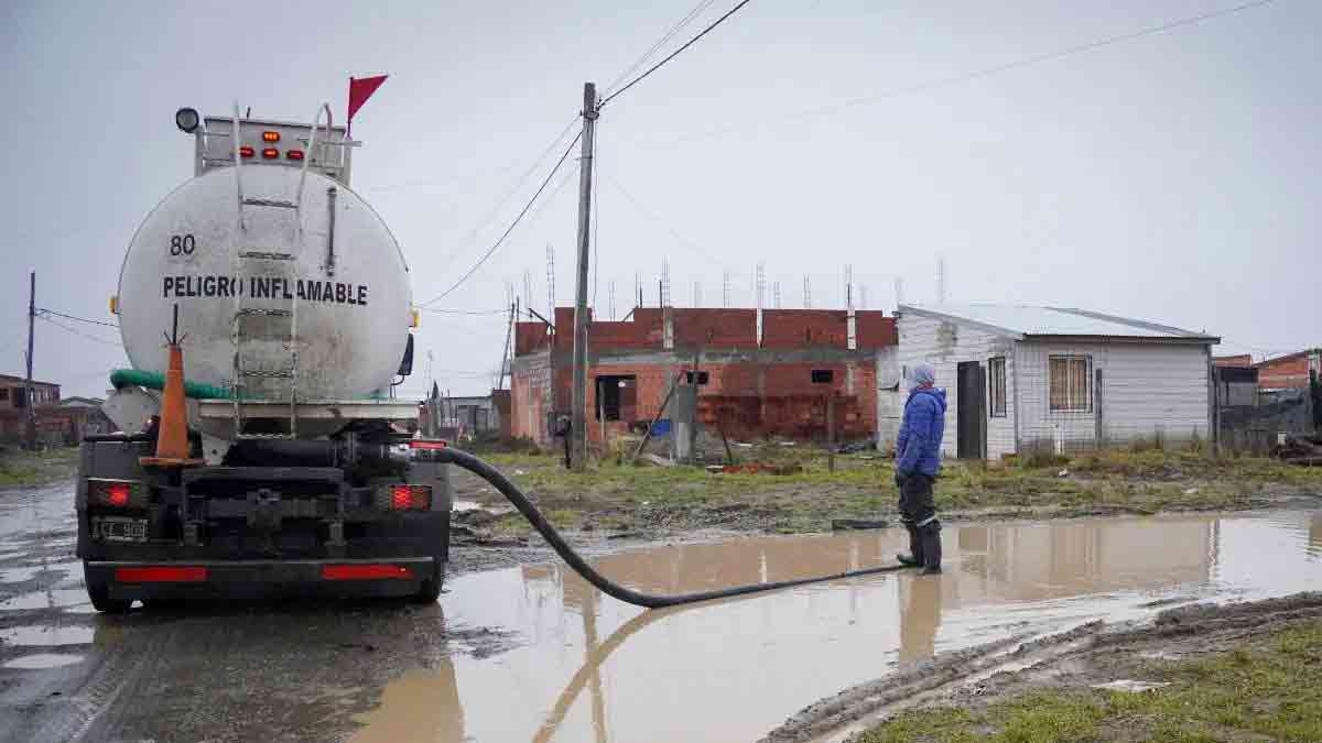 Río Gallegos mantiene el operativo de desagote y reparación de calles tras las lluvias