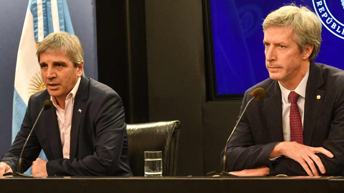 Denunciaron a Caputo y Bausili por las operaciones con el oro de los Argentinos