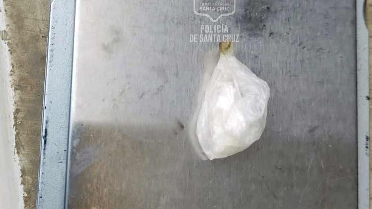 Hallaron cocaína oculta en un auto durante un operativo en Caleta Olivia