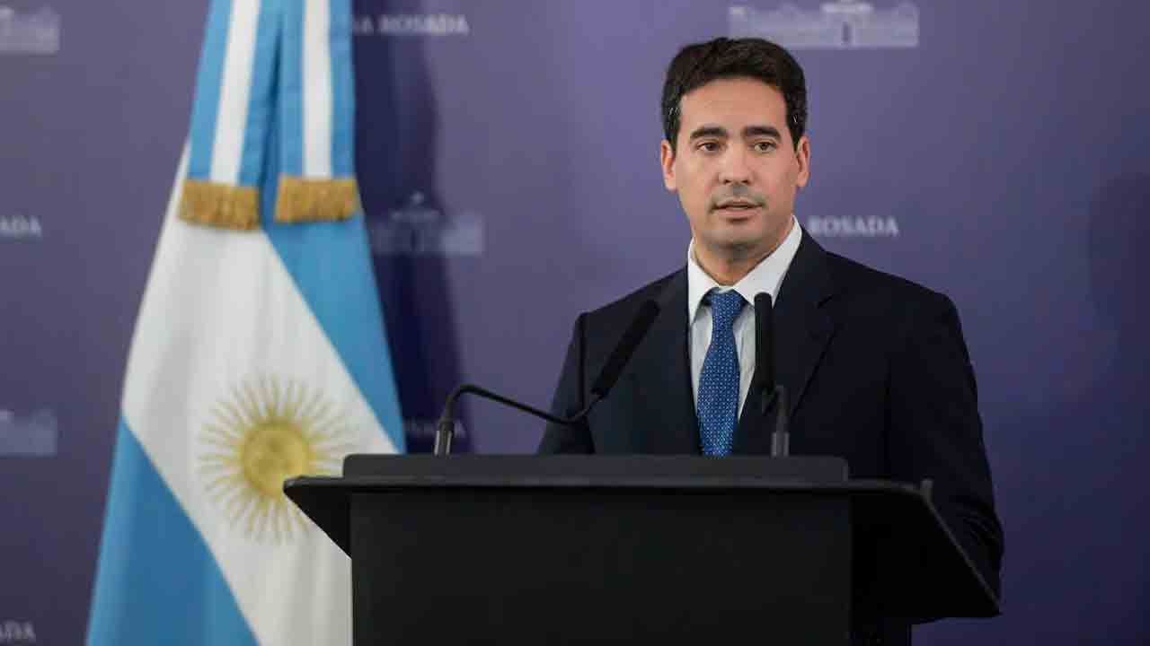 El vocero libertario calificó a Argentina como un “país bananero”