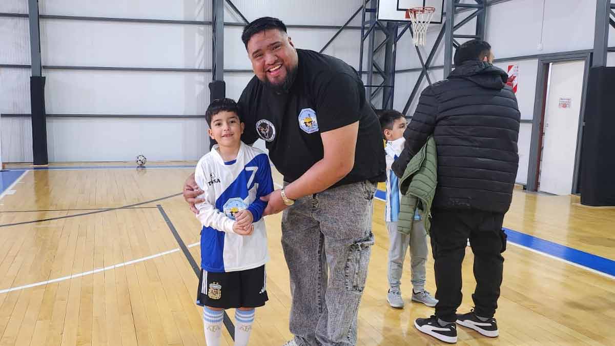 Ivan Aranda entregó camisetas a chicos y renovó su compromiso con los barrios