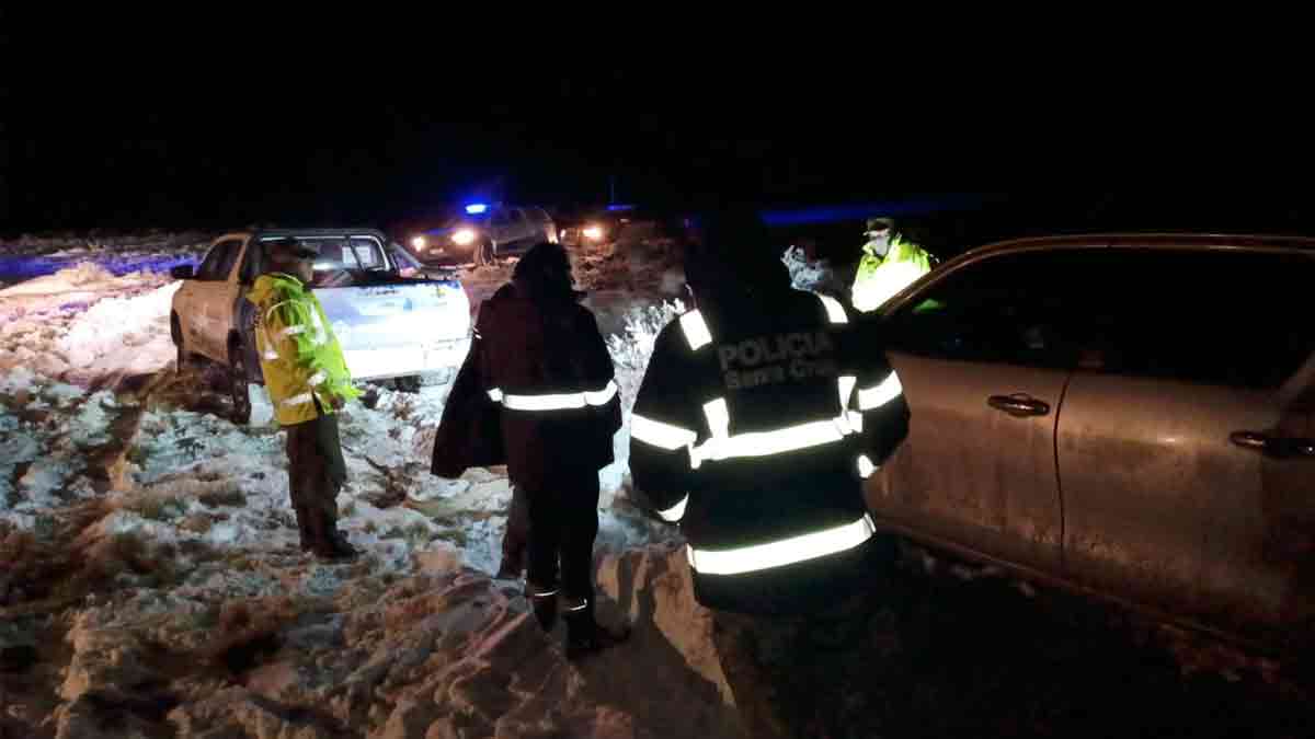 Nieve extrema y rescate en Perito Moreno: asistieron a dos ocupantes de una Hilux