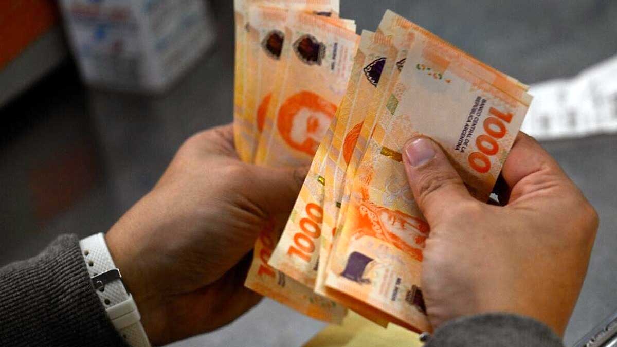 Los salarios registrados siguen en caída, casi 8% abajo de noviembre de 2023