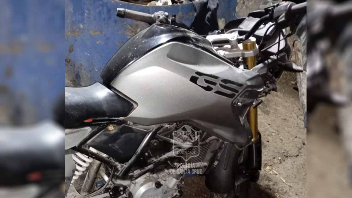 Secuestraron réplicas de armas y recuperaron una moto en Caleta Olivia