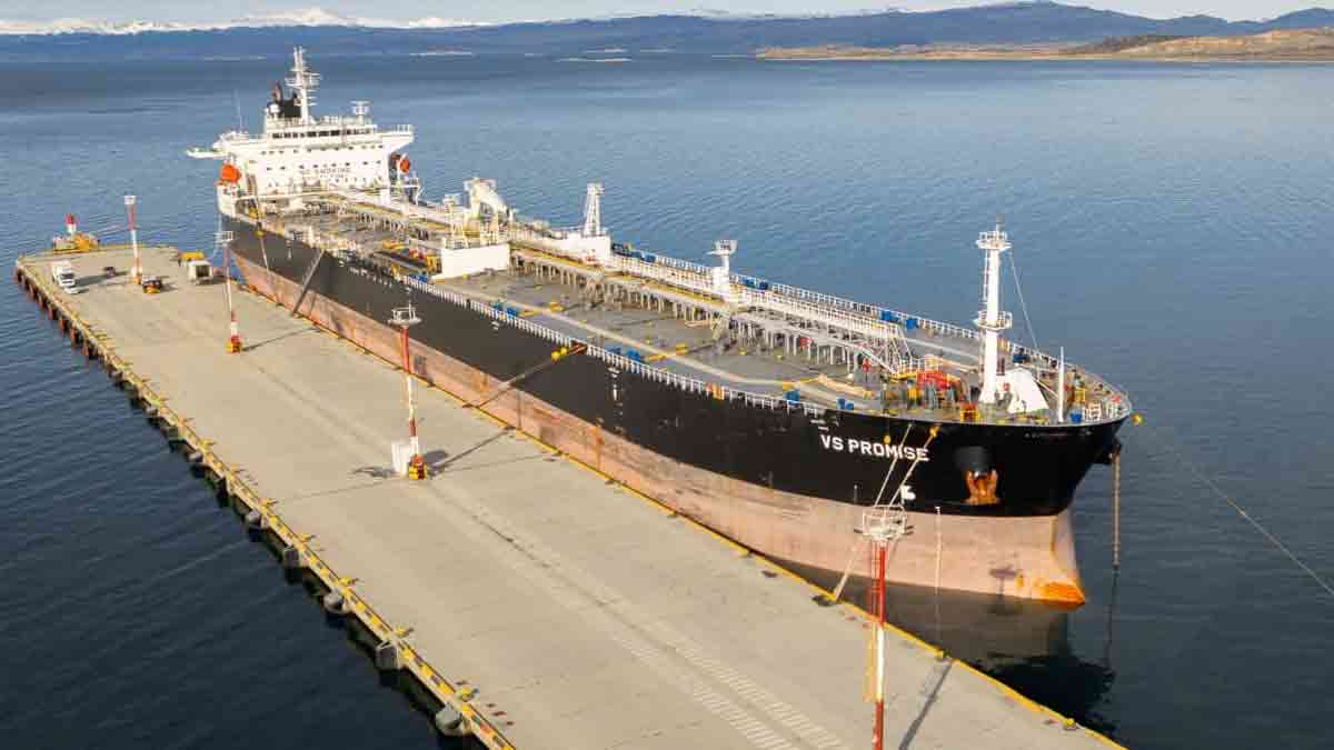 Milei permitió que un buque británico cargue petróleo y amarre en Tierra del Fuego