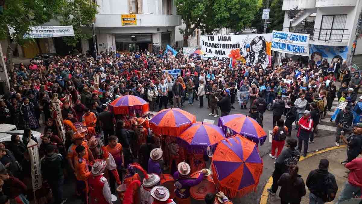 Cerca de mil vecinos de Escobar llevaron flores y regalos a Cristina Kirchner