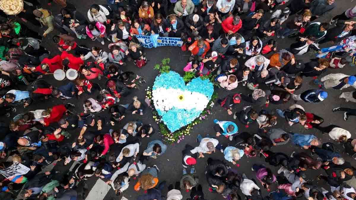 Cerca de mil vecinos de Escobar llevaron flores y regalos a Cristina Kirchner