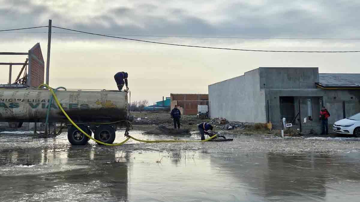 Río Gallegos intensifica el drenaje y desagote en tres barrios afectados