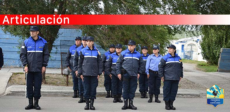 entrega de uniformes a la Policía