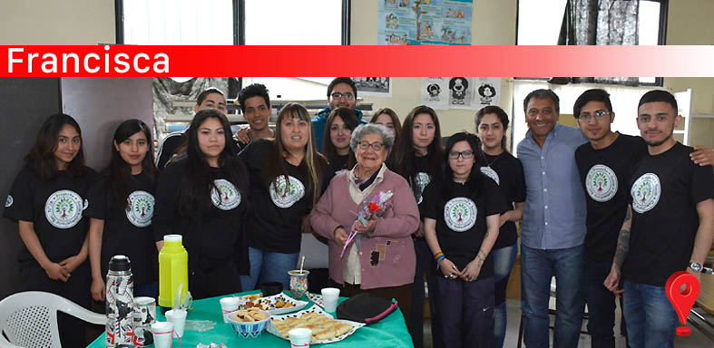 Estudiantes del Colegio 38 agasajaron a docente pionera del Barrio Gregores