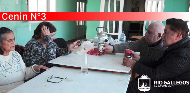 Abuelos se reunieron a intercambiar experiencias y vivencias.